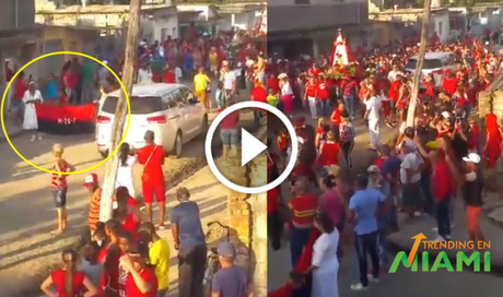 Indignación en las redes por bandera del 26 de julio presente en procesión a Santa Bárbara