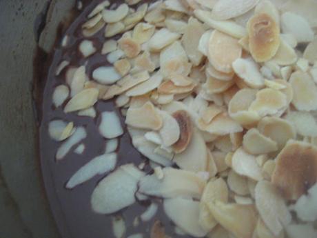 TURRÓN DE CHOCOLATE CON ALMENDRAS