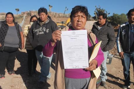 Despojan a propietaria para concluir carretera