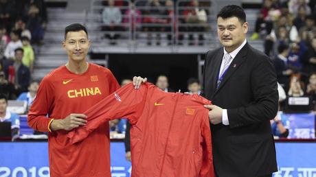 Yao Ming, presidente de la federación china de baloncesto, y el jugador Yi Jianlian.