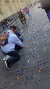 Escrito frente a Palacio Nacional con plumas