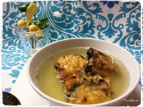 Caldo de pollo con bocaditos de berenjena Caldo de pollo con bocaditos de berenjena