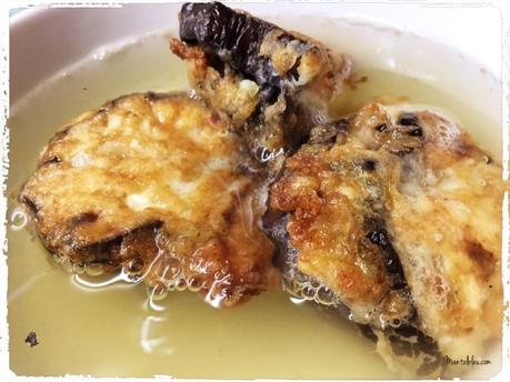 Caldo de pollo con bocaditos de berenjena Caldo de pollo con bocaditos de berenjena