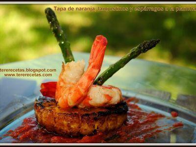 Tapa de langostinos, naranja y espárragos