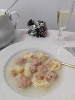 Sopa de galets rellenos en caldo de Navidad, con pelotitas de pollo // Recetas de Navidad