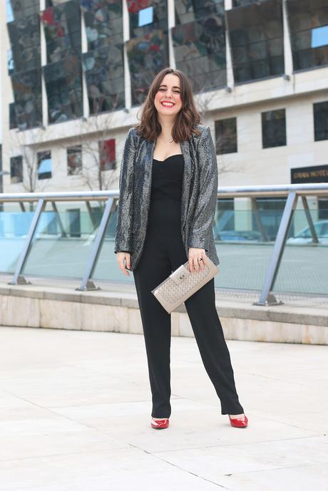 Outfit Navidad con mono largo y americana de brillos