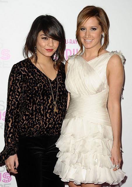 Ashley Tisdale y su vestido de volantes!