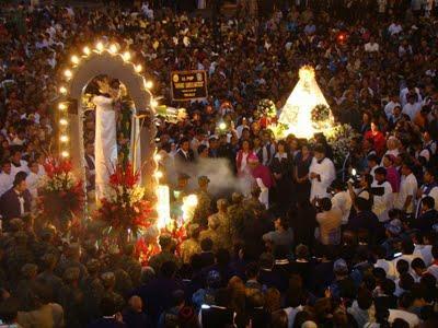 TRUJILLO - PERÚ: MILES DE FIELES PARTICIPARON EN TRADICIONAL VÍA CRUCIS ARQUIDIOCESANO