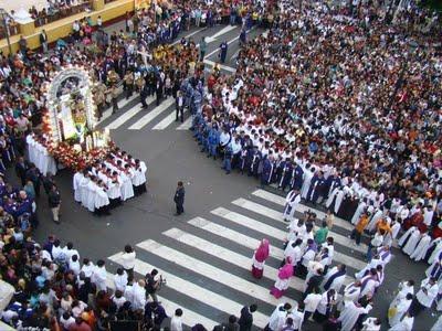 TRUJILLO - PERÚ: MILES DE FIELES PARTICIPARON EN TRADICIONAL VÍA CRUCIS ARQUIDIOCESANO
