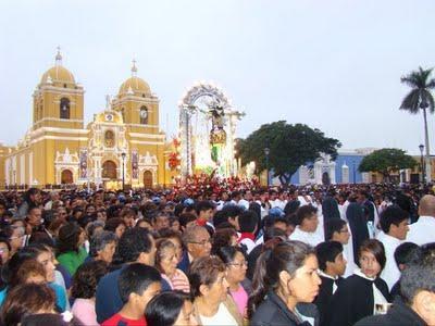 TRUJILLO - PERÚ: MILES DE FIELES PARTICIPARON EN TRADICIONAL VÍA CRUCIS ARQUIDIOCESANO