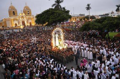 TRUJILLO - PERÚ: MILES DE FIELES PARTICIPARON EN TRADICIONAL VÍA CRUCIS ARQUIDIOCESANO