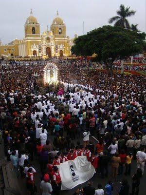TRUJILLO - PERÚ: MILES DE FIELES PARTICIPARON EN TRADICIONAL VÍA CRUCIS ARQUIDIOCESANO