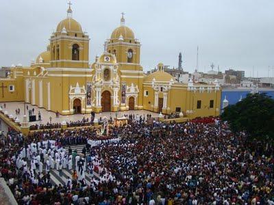 TRUJILLO - PERÚ: MILES DE FIELES PARTICIPARON EN TRADICIONAL VÍA CRUCIS ARQUIDIOCESANO