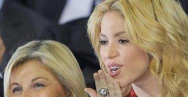 Shakira le manda un beso a Piqué durante el partido