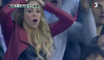 Shakira le manda un beso a Piqué durante el partido