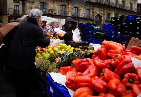 Fotografía del mercado en la plaza mayor de León. De Raúl Álvarez González