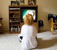 Niños: mucho tiempo frente al televisor, se refleja en sus ojos