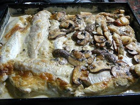 Pescado al horno con hongos y crema