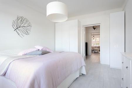 televisor blanco suelo de tarima blanco sauna en un piso papel de pared muebles de diseño lámparas de diseño blancas lámpara kartell interiores nórdicos habitación infantil rosa estilo nórdico minimalista estilo escandinavo decoración escandinava decoración de interiores en blanco cuarto de baño en negro chimenea en el salón 