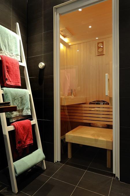 televisor blanco suelo de tarima blanco sauna en un piso papel de pared muebles de diseño lámparas de diseño blancas lámpara kartell interiores nórdicos habitación infantil rosa estilo nórdico minimalista estilo escandinavo decoración escandinava decoración de interiores en blanco cuarto de baño en negro chimenea en el salón 