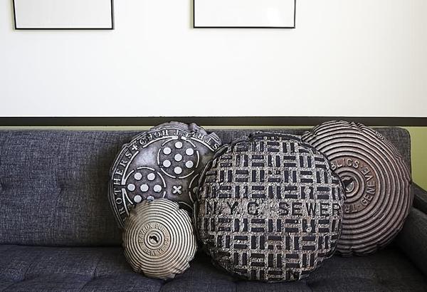 Bellisimos y extremadamente realistas cojines de tapas de alcantarillado para vuestro sofá