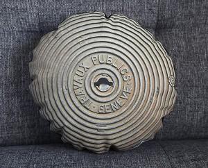 Bellisimos y extremadamente realistas cojines de tapas de alcantarillado para vuestro sofá