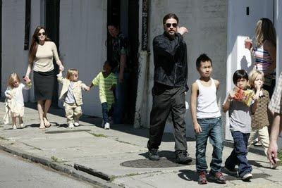 Se busca niñera, en casa de los Pitt_jolie