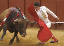 OLIVA SOTO BIEN CON LOS TRASTOS, MUY MAL CON LA ESPADA