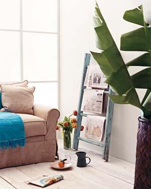 revistero_escalera_pequeña_madera Decora con revisteros fácilmente