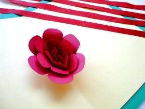 Prepara una postal-rosa plegable