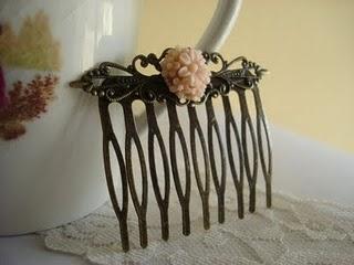 PEINECILLO FLORECILLA NUDE