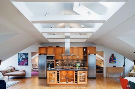 vigas en el techo blancas ventanas en el tejado velux techos altos sillas 7 arne jacobsen salón comedor cocina piet hein muebles de diseño muebles clásicos mesa arne jacobsen focos en el techo estilo clásico renovado espacio diáfano cocina moderna cocina de madera cocina con isla chimenea colgante redonda bañera de hidromasaje alfombras persas 