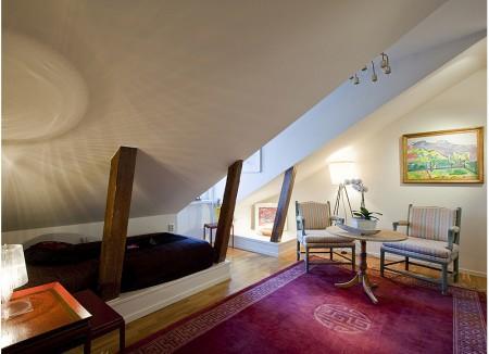 vigas en el techo blancas ventanas en el tejado velux techos altos sillas 7 arne jacobsen salón comedor cocina piet hein muebles de diseño muebles clásicos mesa arne jacobsen focos en el techo estilo clásico renovado espacio diáfano cocina moderna cocina de madera cocina con isla chimenea colgante redonda bañera de hidromasaje alfombras persas 