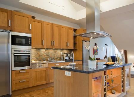 vigas en el techo blancas ventanas en el tejado velux techos altos sillas 7 arne jacobsen salón comedor cocina piet hein muebles de diseño muebles clásicos mesa arne jacobsen focos en el techo estilo clásico renovado espacio diáfano cocina moderna cocina de madera cocina con isla chimenea colgante redonda bañera de hidromasaje alfombras persas 