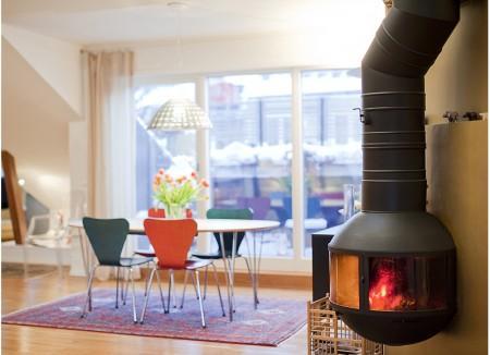 vigas en el techo blancas ventanas en el tejado velux techos altos sillas 7 arne jacobsen salón comedor cocina piet hein muebles de diseño muebles clásicos mesa arne jacobsen focos en el techo estilo clásico renovado espacio diáfano cocina moderna cocina de madera cocina con isla chimenea colgante redonda bañera de hidromasaje alfombras persas 