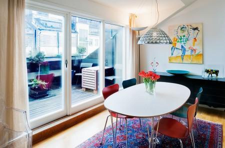 vigas en el techo blancas ventanas en el tejado velux techos altos sillas 7 arne jacobsen salón comedor cocina piet hein muebles de diseño muebles clásicos mesa arne jacobsen focos en el techo estilo clásico renovado espacio diáfano cocina moderna cocina de madera cocina con isla chimenea colgante redonda bañera de hidromasaje alfombras persas 