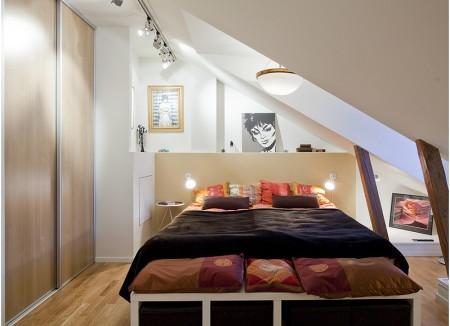 vigas en el techo blancas ventanas en el tejado velux techos altos sillas 7 arne jacobsen salón comedor cocina piet hein muebles de diseño muebles clásicos mesa arne jacobsen focos en el techo estilo clásico renovado espacio diáfano cocina moderna cocina de madera cocina con isla chimenea colgante redonda bañera de hidromasaje alfombras persas 