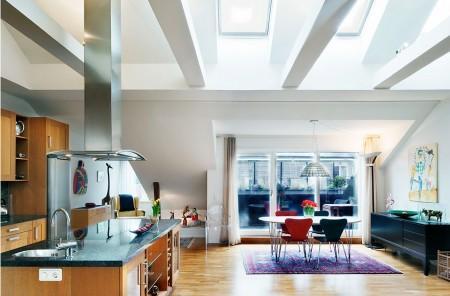 vigas en el techo blancas ventanas en el tejado velux techos altos sillas 7 arne jacobsen salón comedor cocina piet hein muebles de diseño muebles clásicos mesa arne jacobsen focos en el techo estilo clásico renovado espacio diáfano cocina moderna cocina de madera cocina con isla chimenea colgante redonda bañera de hidromasaje alfombras persas 