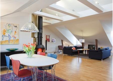 vigas en el techo blancas ventanas en el tejado velux techos altos sillas 7 arne jacobsen salón comedor cocina piet hein muebles de diseño muebles clásicos mesa arne jacobsen focos en el techo estilo clásico renovado espacio diáfano cocina moderna cocina de madera cocina con isla chimenea colgante redonda bañera de hidromasaje alfombras persas 