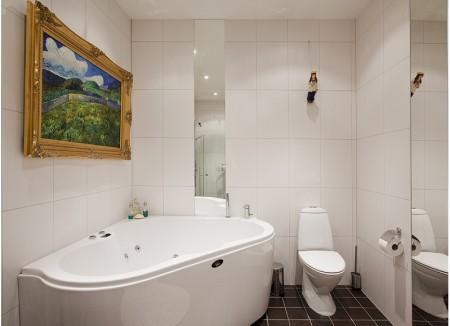 vigas en el techo blancas ventanas en el tejado velux techos altos sillas 7 arne jacobsen salón comedor cocina piet hein muebles de diseño muebles clásicos mesa arne jacobsen focos en el techo estilo clásico renovado espacio diáfano cocina moderna cocina de madera cocina con isla chimenea colgante redonda bañera de hidromasaje alfombras persas 