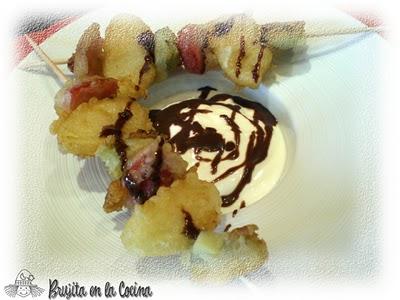 Brocheta de fruta en tempura