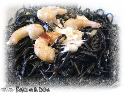 Tallarines de sepia con langostinos