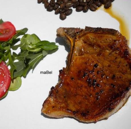 Chuletas de carne con cafe