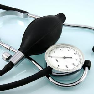 Expertos ofrecen una nueva guía para el control de la presión arterial en personas mayores