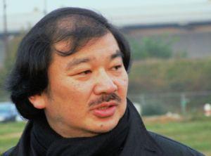 Shigeru Ban en 2005 durante el acto de colocación de la primera piedra en el Centro Pompidou-Metz. Wikipedia
