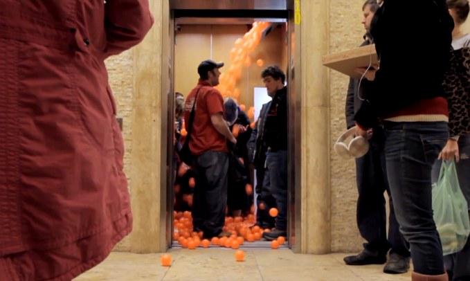 Subir en ascensor es más divertido con Fanta