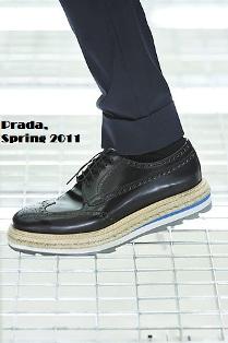 El peculiar atuendo de Marc Jacobs: falda y zapatos de Prada y bolso Birkin de Hermès