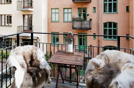 pequeño apartamento decoración papel de pared floral muebles de diseño lámparas de diseño estudio decoración estilo nórdico estilo escandinavo diseño de interiores decoración de mini pisos decoración de interiores decoración de espacios pequeños cogines brillantes chimenea en el salón barra en la cocina 