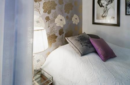 pequeño apartamento decoración papel de pared floral muebles de diseño lámparas de diseño estudio decoración estilo nórdico estilo escandinavo diseño de interiores decoración de mini pisos decoración de interiores decoración de espacios pequeños cogines brillantes chimenea en el salón barra en la cocina 