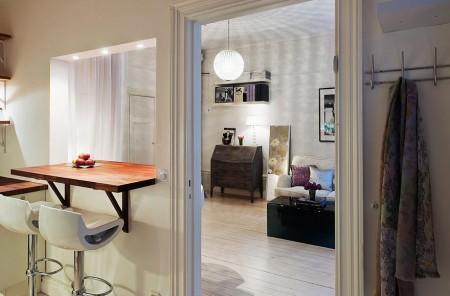 pequeño apartamento decoración papel de pared floral muebles de diseño lámparas de diseño estudio decoración estilo nórdico estilo escandinavo diseño de interiores decoración de mini pisos decoración de interiores decoración de espacios pequeños cogines brillantes chimenea en el salón barra en la cocina 